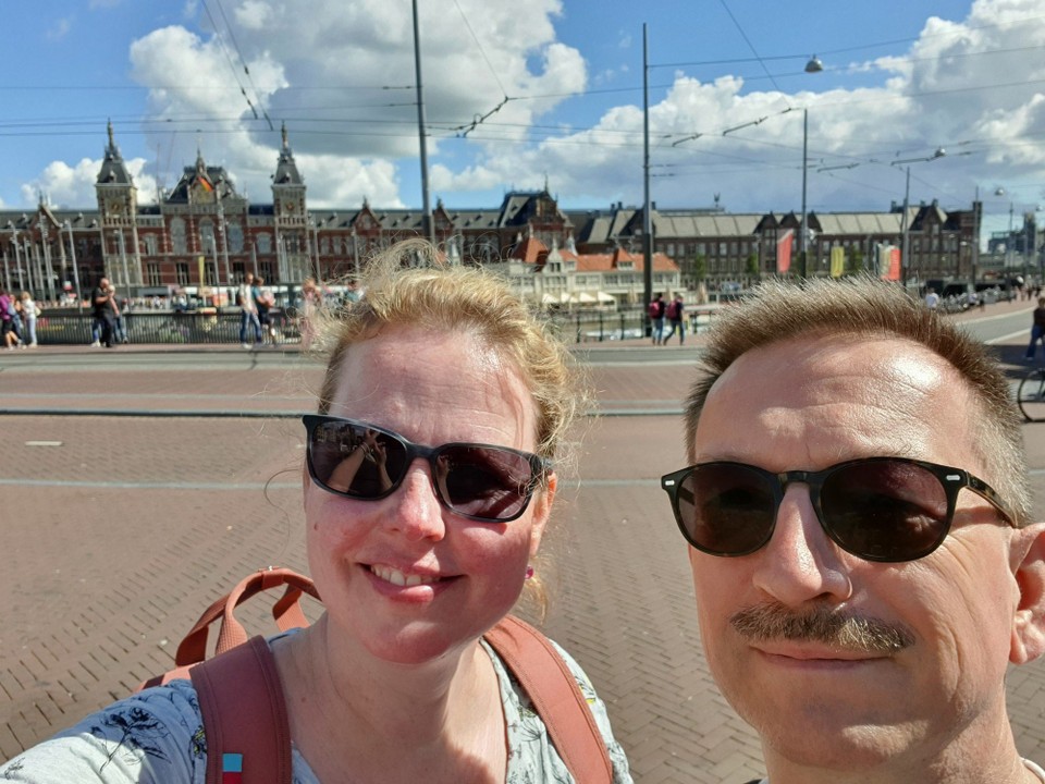 Niederlande - Amsterdam - Der Bahnhof im Hintergrund.