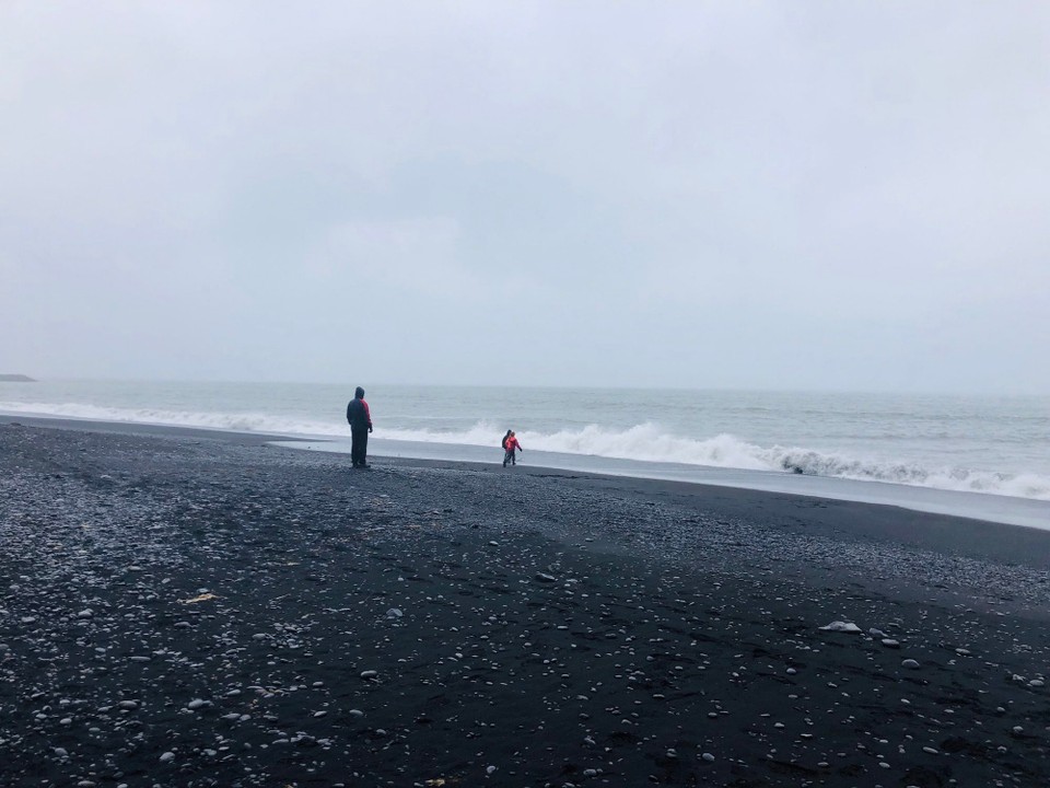 Island - Mýrdalshreppur - Das Spiel mit den Wellen… Es wird hier an der Südküste dringend davor gewarnt, Selfies vor dem Meer zu machen und dem Meer dabei den Rücken zuzuwenden… das kann hier sehr gefährlich sein…