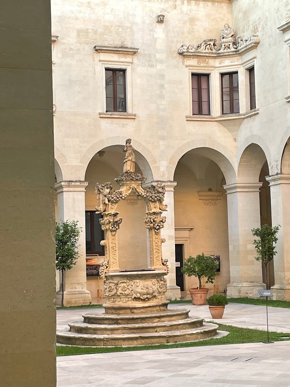 Italien - Vernole - Innenhof Seminarpalast
