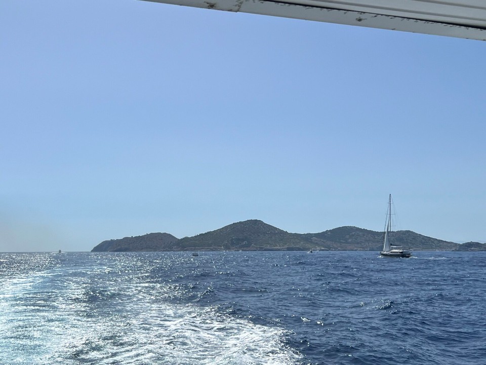 Griechenland - Symi - Die Fahrt geht übers offene Meer und entlang anderer Inseln