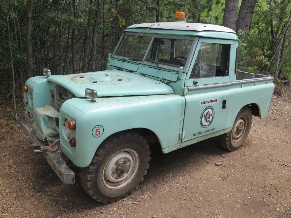 Argentina - Esquel - Voiture des gardes parc....moderne!