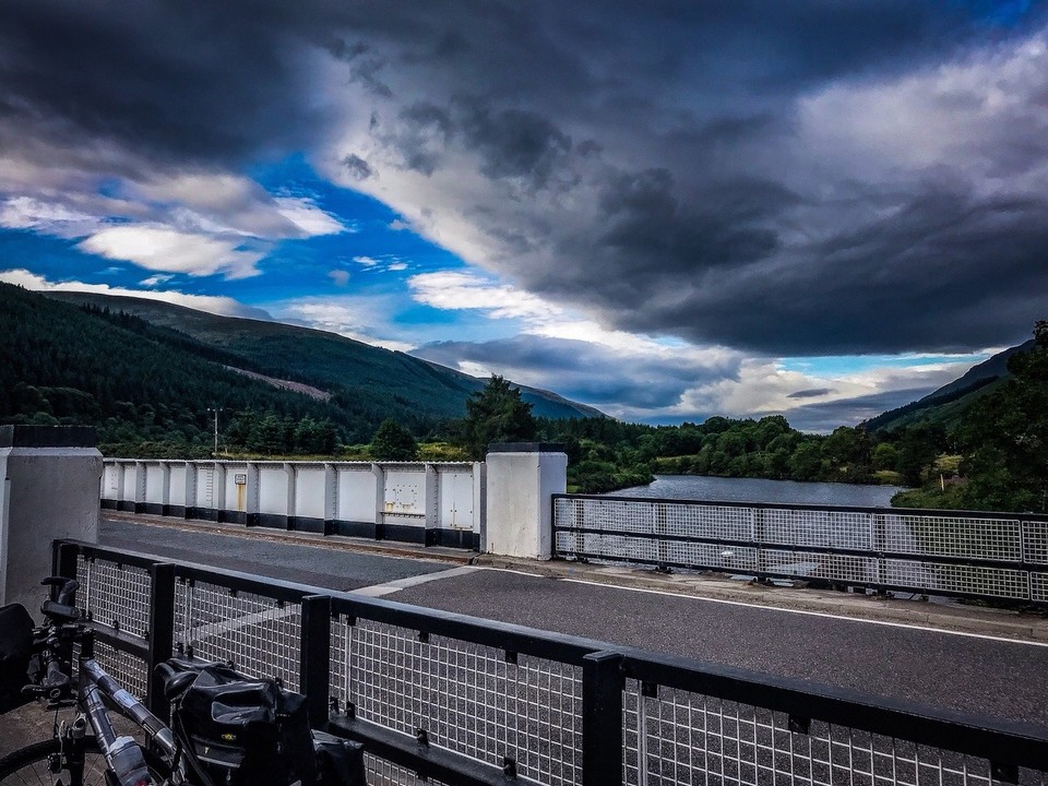 United Kingdom - Fort William - ... und andererseits Richtung Süden, wo bereits dunkle Wolken aufziehen.