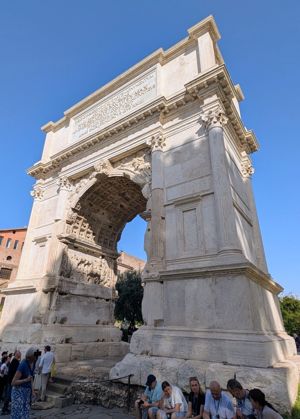 Italien - Rom - Der Titusbogen ist der älteste erhaltene der antiken Stadt und Vorbild des Arc de Triumph in Paris.