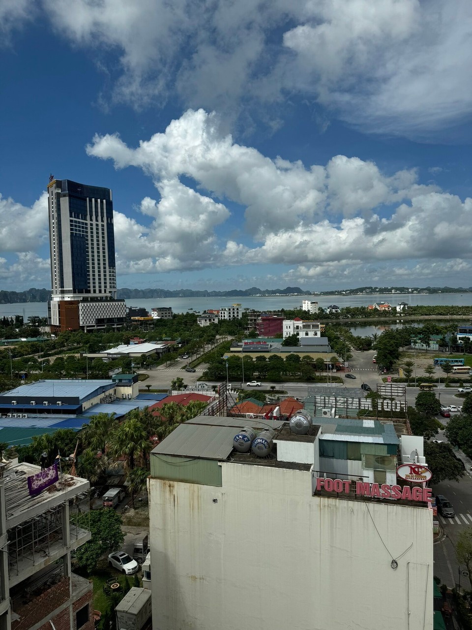 Vietnam - Hạ Long - Ausblick aus dem 11.Stock im Hotel