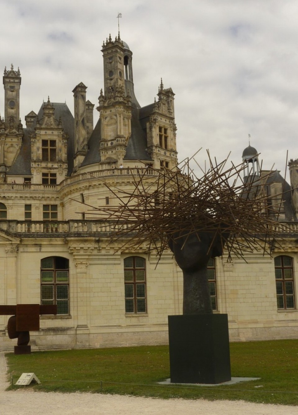 Frankreich - Chambord - Neu vor Alt, interessante Kombination!