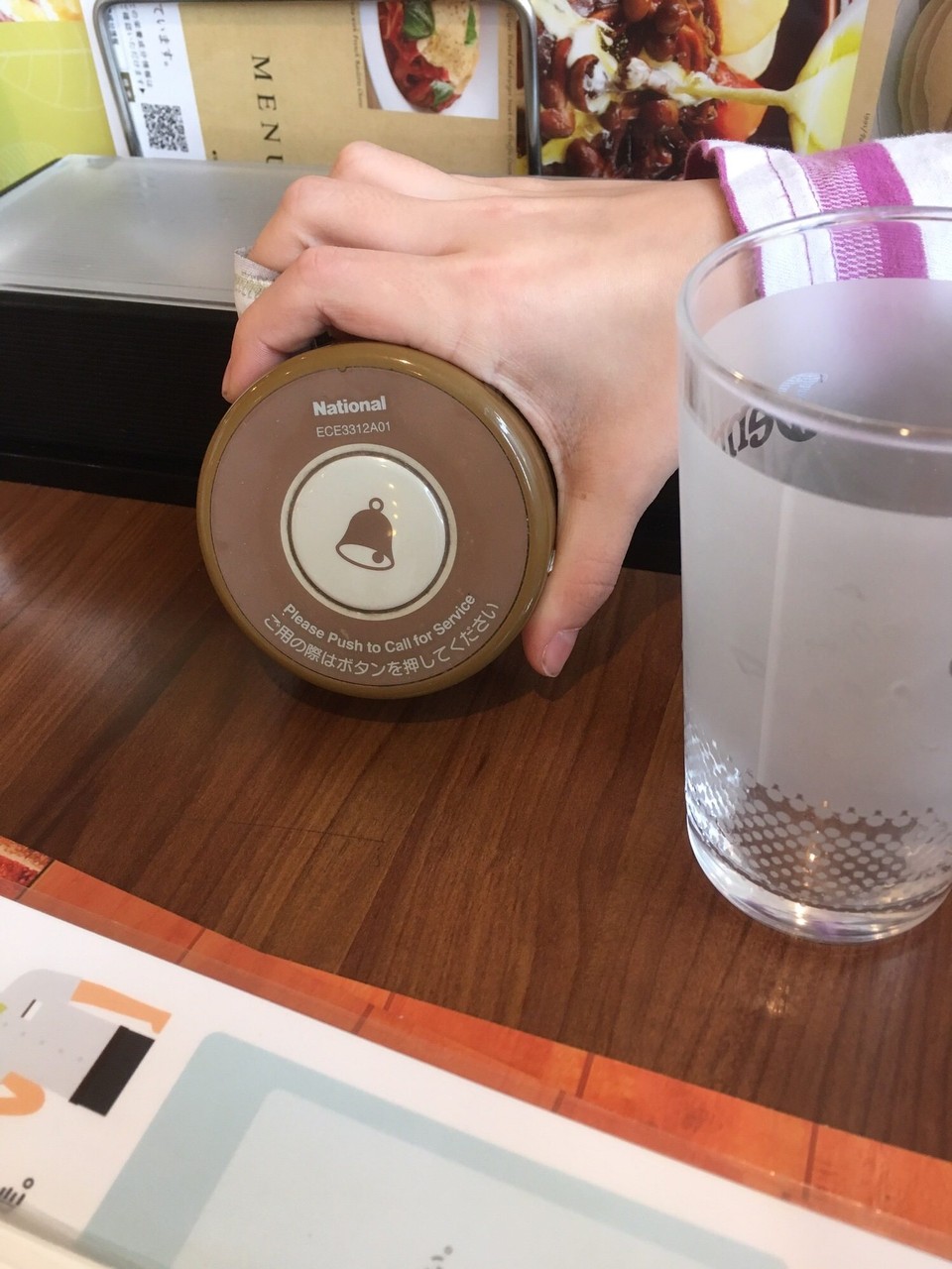 Japan - Taito-Ku - Und am Tisch kommt die Bedienung erst, wenn man die Glocke geläutet hat ...