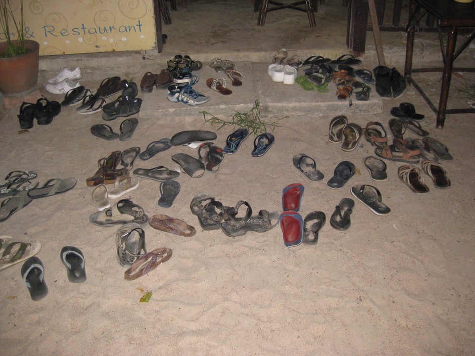 Thailand - Koh Tao - Schuhe aussziehen ... aber welche sind meine