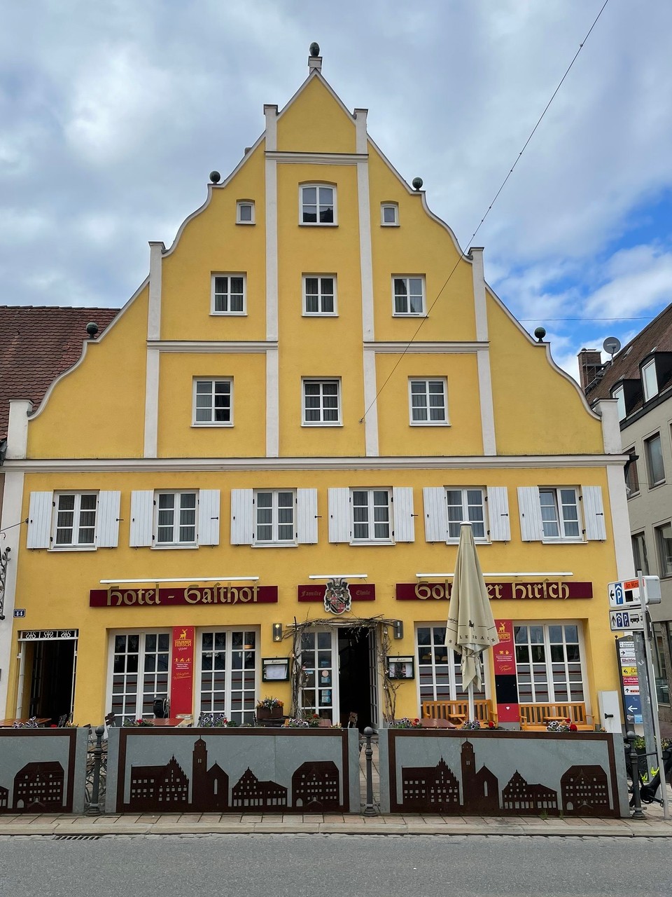 Deutschland - Donauwörth - Hotel/Restaurant „Goldener Hirsch“. Nochmals in einem Bett schlafen.