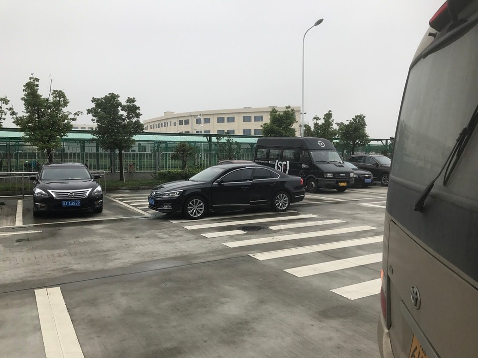  - China, Hangzhou, JD eCom - The most amazing Story of the whole trip. As we have been invited by the government this police car driving in front of our busses assured that EVERY Traffic Light was on green for the last 20min trip. We did not stop once crossing the city...