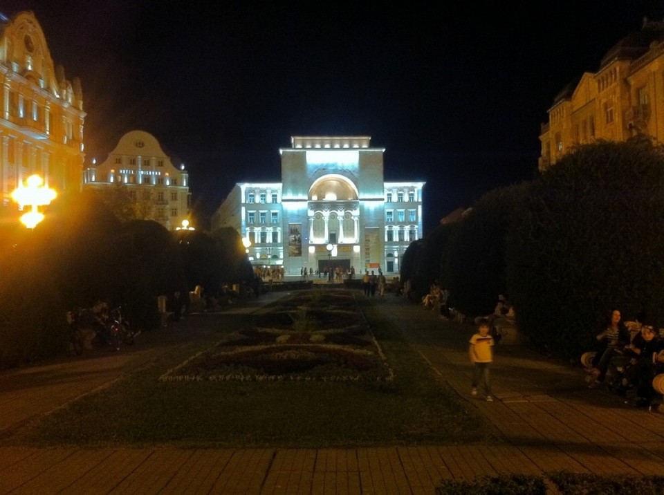 Rumänien - Temeschwar - Nationaloper,..., wer in Timisoara heutzutage was auf sich hält, trägt ein Weltmeistertrikot.