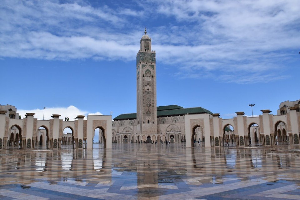 Marokko - Casablanca - Das Wahrzeichen von Casablanca, mit ihrem weit sichtbaren Minarett thront die Moschee Hassan II erhaben auf einer Plattform über dem Atlantik. Sie ist die einzige aktiv genutzte Moschee in Marokko, die für Nichtmuslime zugänglich ist.