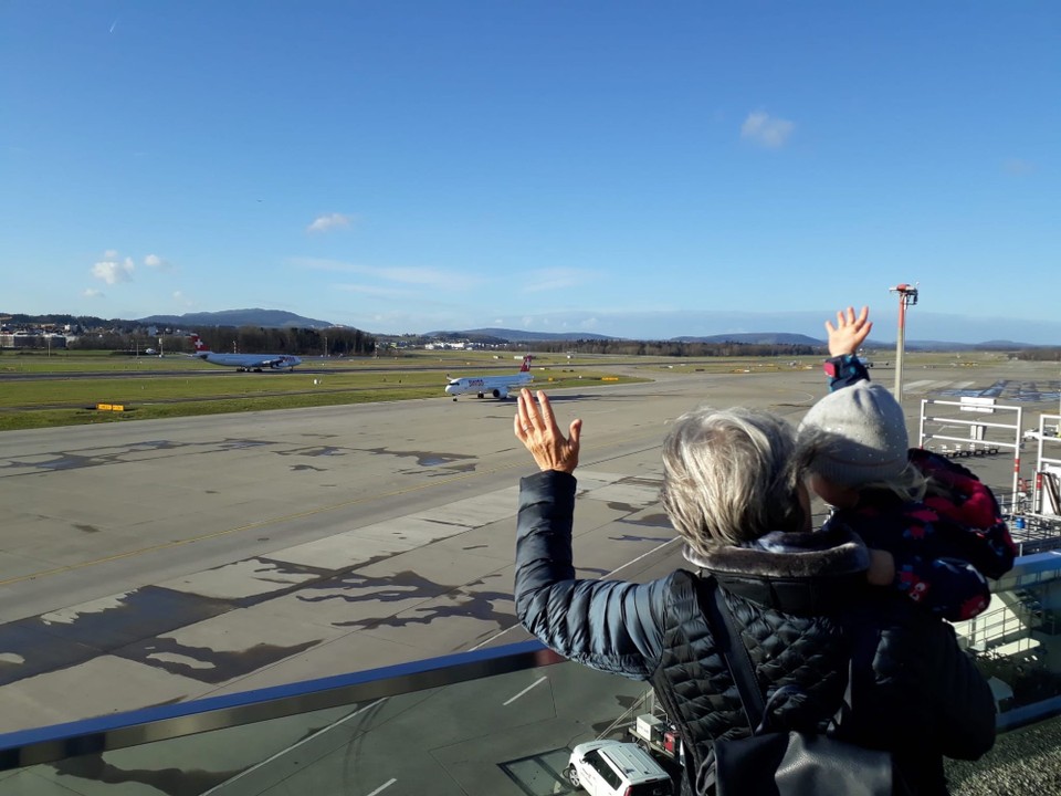 Schweiz - Kloten - Das Abschiedskomitee immer noch am Flughafen 👍
