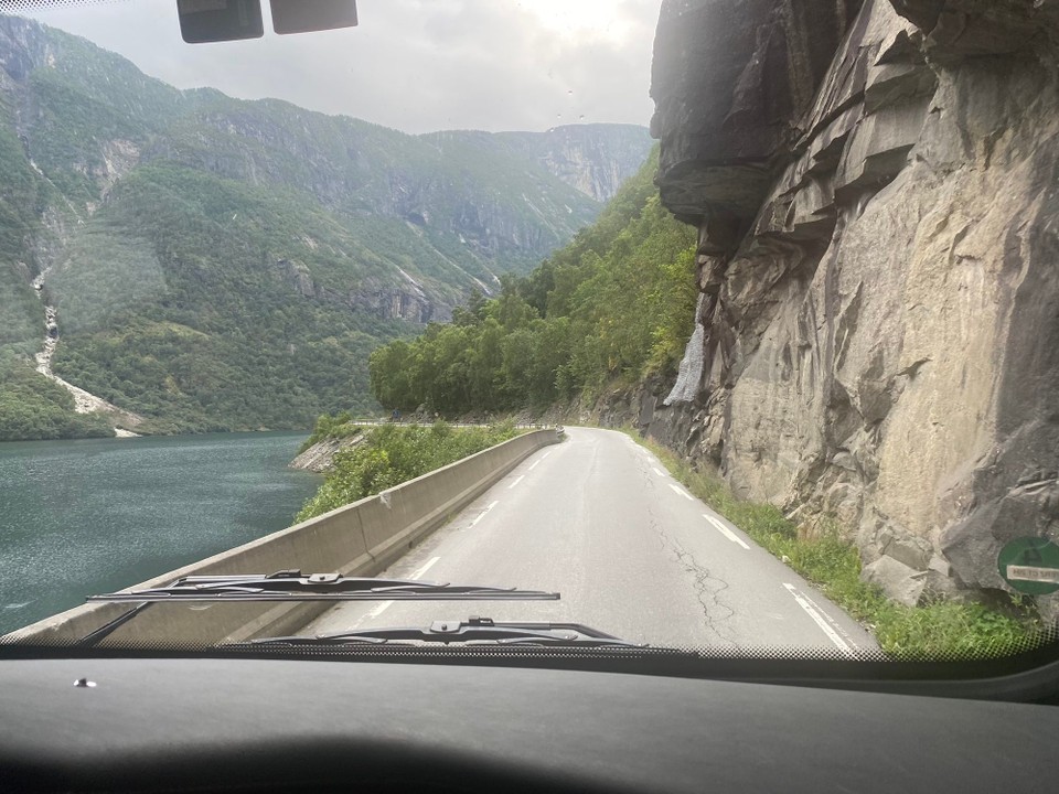 Norwegen - Steinklepp - An Felswänden entlang. 