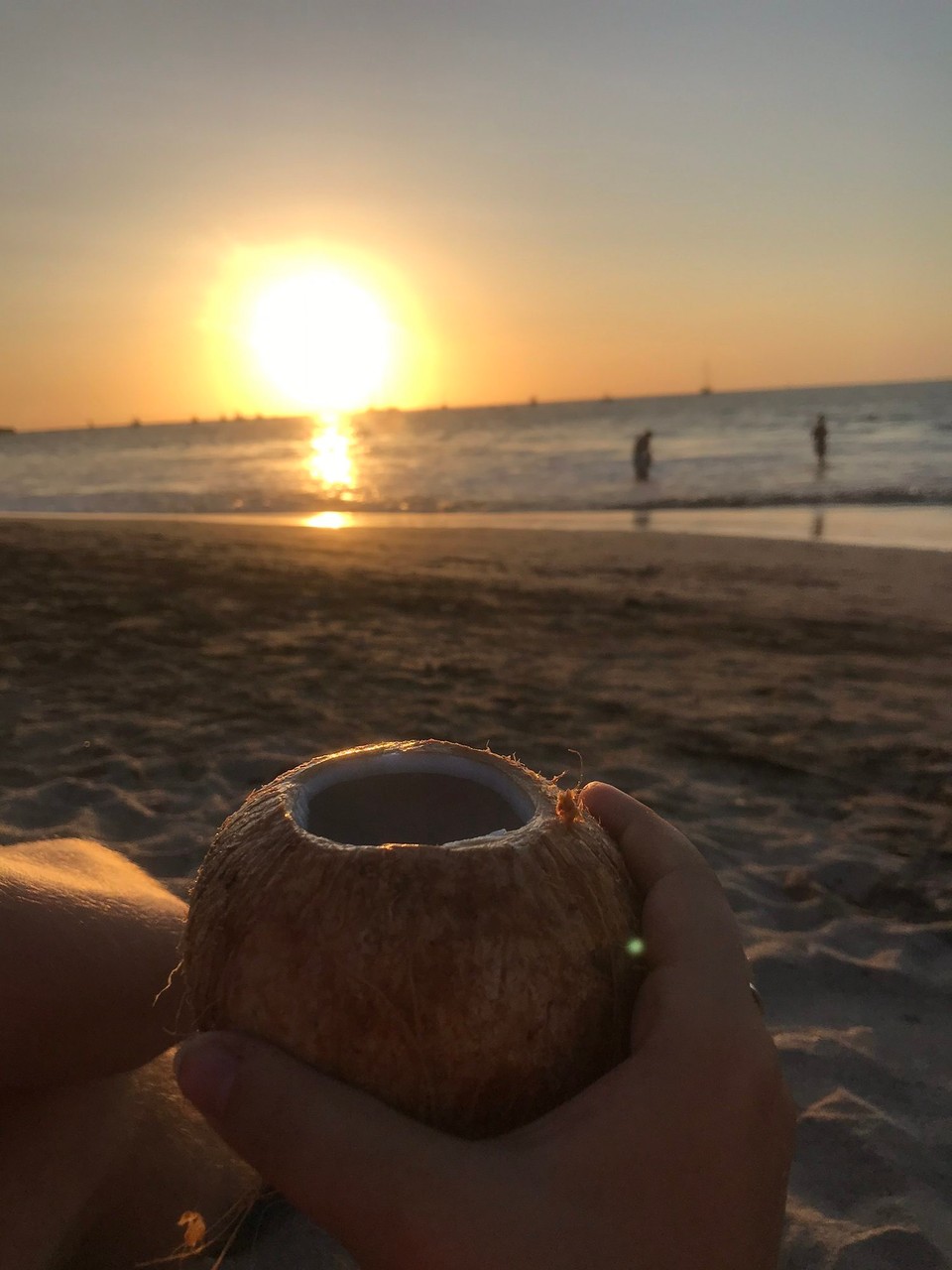 Costa Rica - Tamarindo - Verkäufer geben einem für 1000 Colones (ca 1.50) eine frische, kalte Kokosnuss