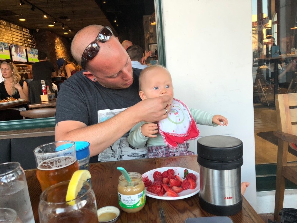 Vereinigte Staaten - Carpinteria - Sehr aufmerksam waren sie im Restaurant und haben Tom Beeren gebracht, sehr praktisch, er wollte sein Essen geradeer gaaar nicht.