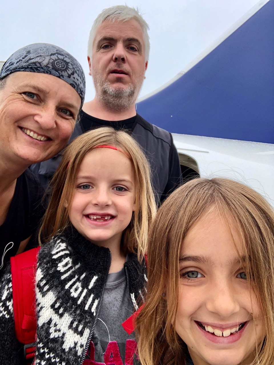 Island - Sandgerði - Und schwupp. Schon steigen wir ins Flugzeug ein… letztes Gruppenfoto… ich will nicht zurück!
