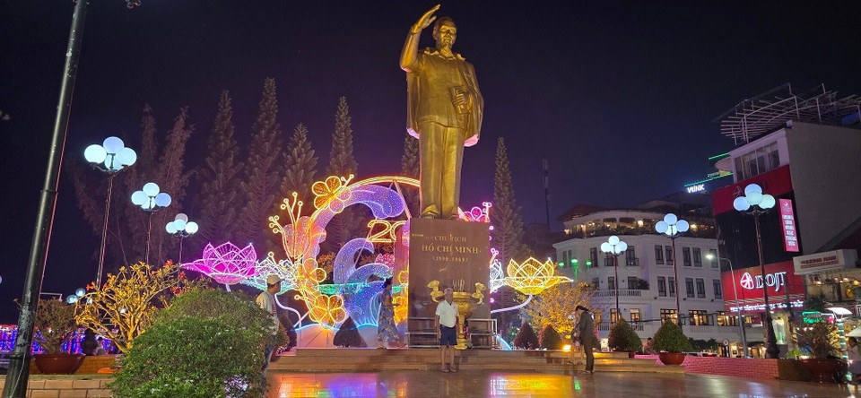Vietnam - Can Tho - Ho Chi Minh Statue in Can Tho