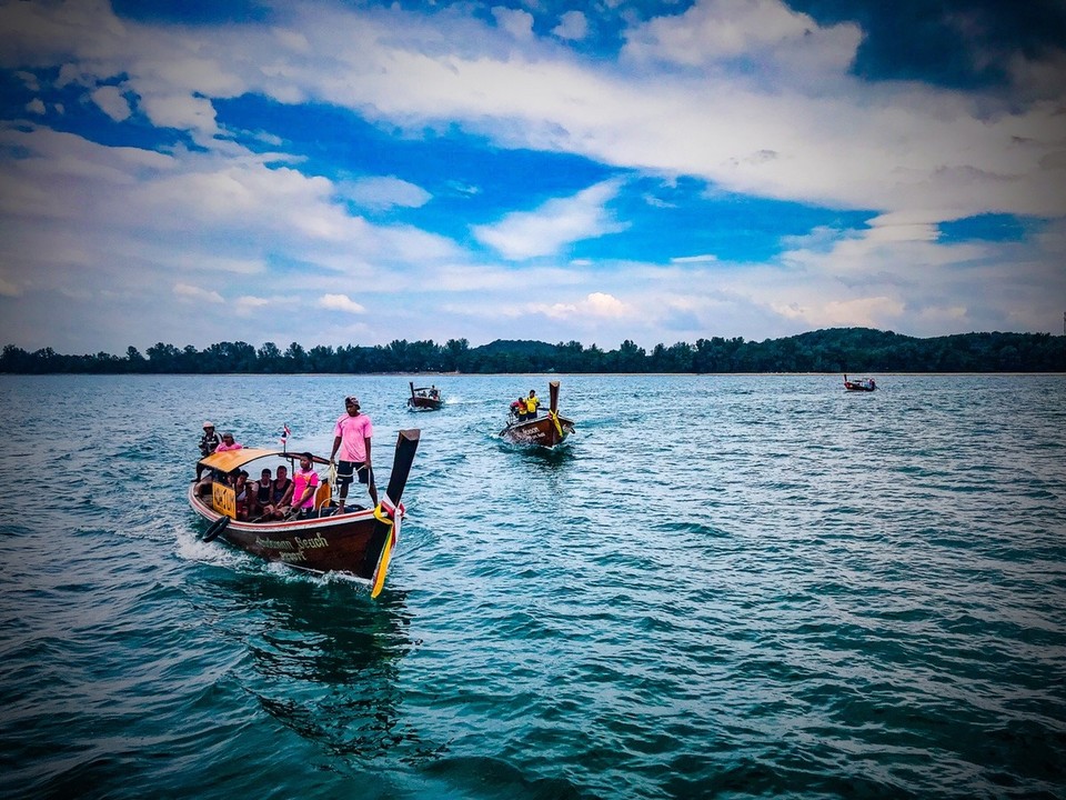 Thailand - Amphoe Ko Lanta - Das ist der Grund, warum ich mit dem Rad nicht mitgenommen werde. Ich müsste über die Mini Insel Ko Lipe nach Malaysia einreisen. Nur ist das ein Tenderhafen, weil Fähren, die Insel nicht direkt anlaufen können. Deshalb werden Passagiere und Gepäck auf offener See  in longtail Boote umgeladen und an Land gebracht. Mein sperriges Fahrrad herumzuhieven, ist eine Herausforderung, der man sich nicht stellen möchte. Aber ich hätt‘ eh g‘holfen.