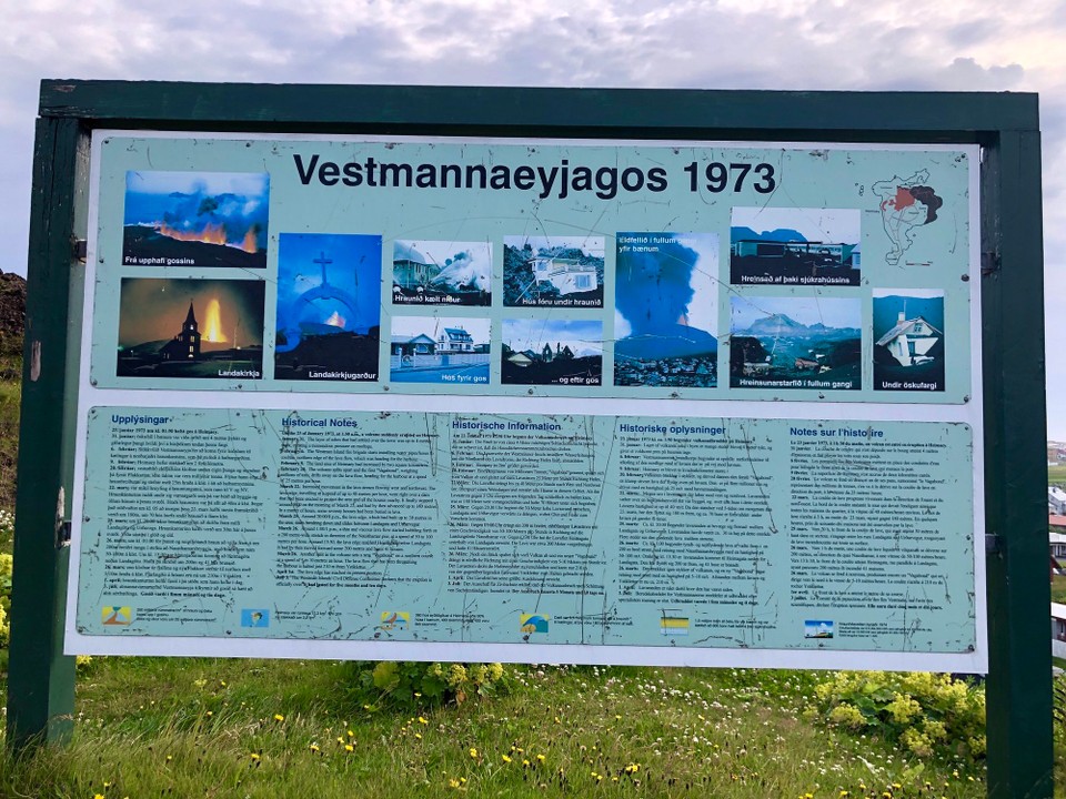 Island - Vestmannaeyjar - Hier blicken wir auf das Viertel, welches durch den Vulkanausbruch von 1973 komplett zerstört wurde und daraufhin wieder neu errichten werden musste…
