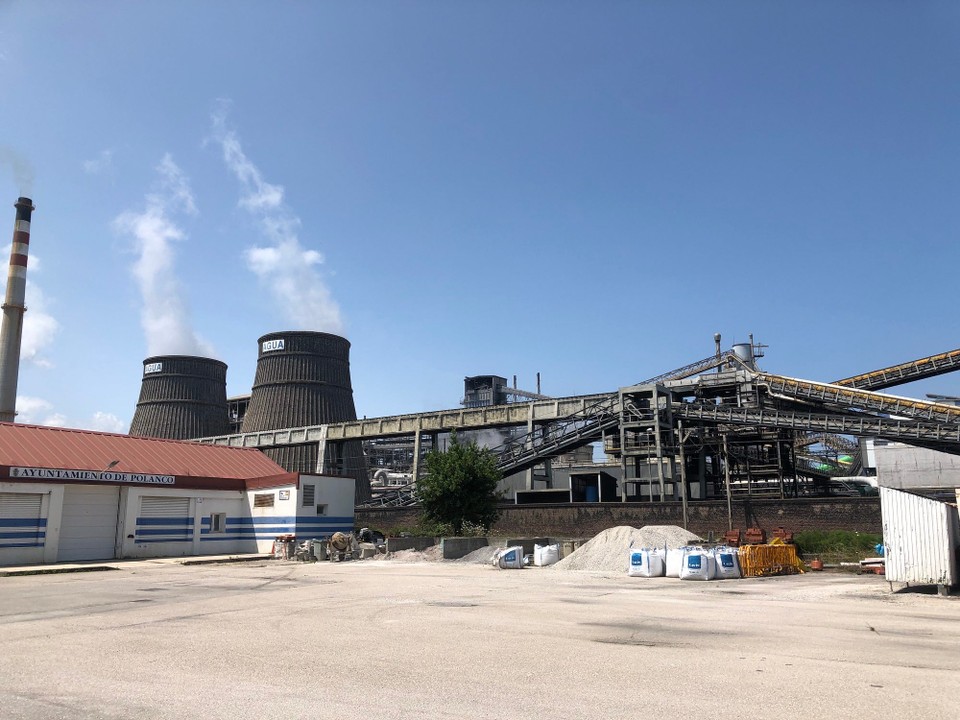 Spanien - Santillana del Mar - Es geht auch mal an Industrieanlagen vorbei