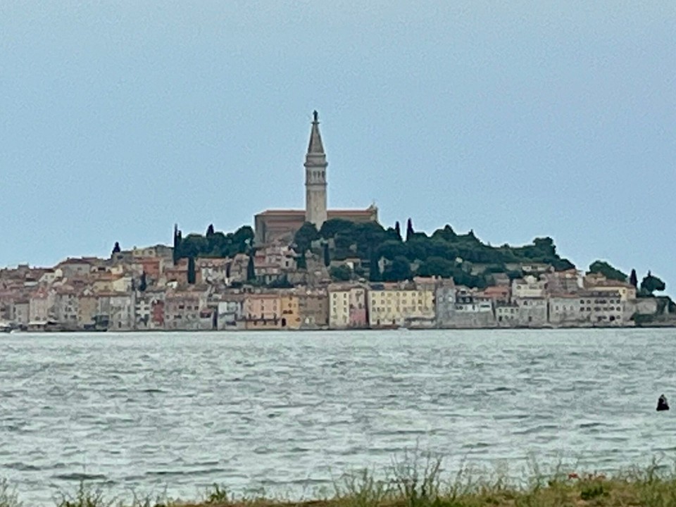 Kroatien - Rovinj - Blick vom Badestrand auf Rovenji