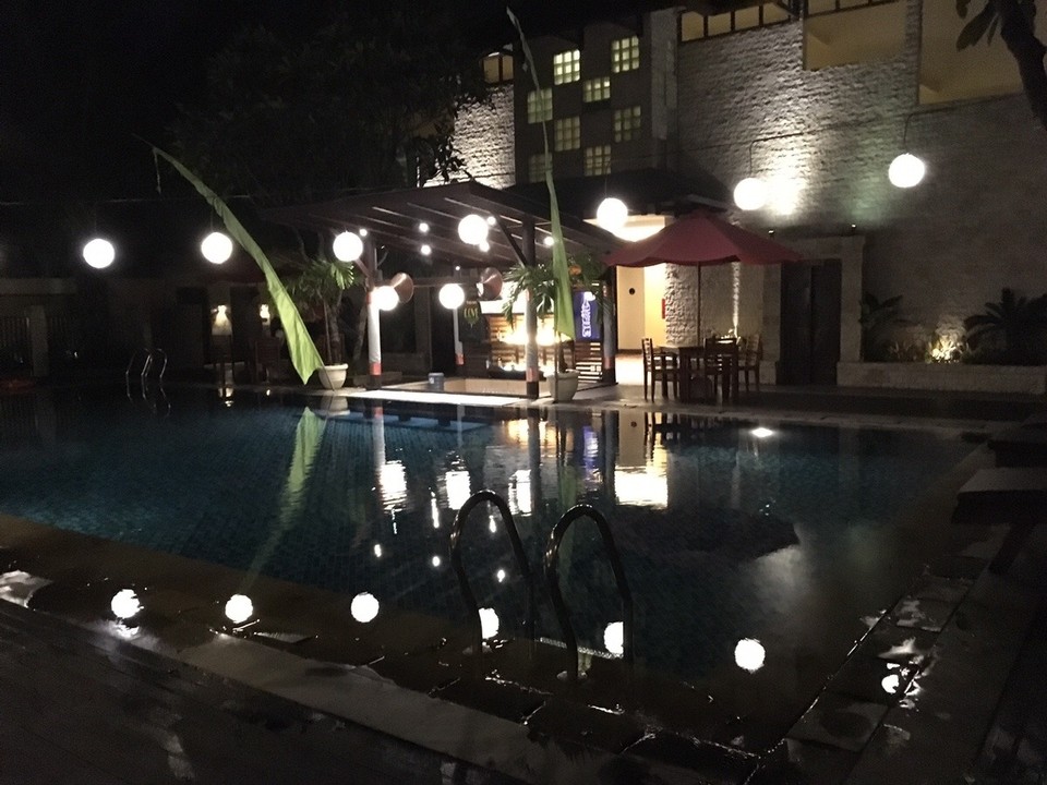 Indonesien - Badung - Pool bei Nacht