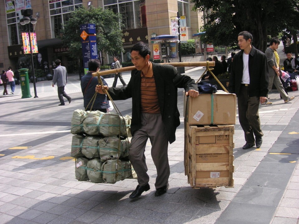 China - Chongqing - ein Artist oder nur Lastenträger?
