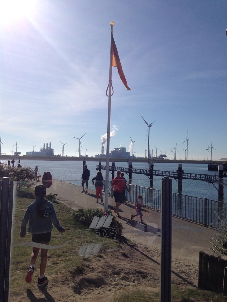 Niederlande - Eemshaven - Waiting in the sun for the ferry