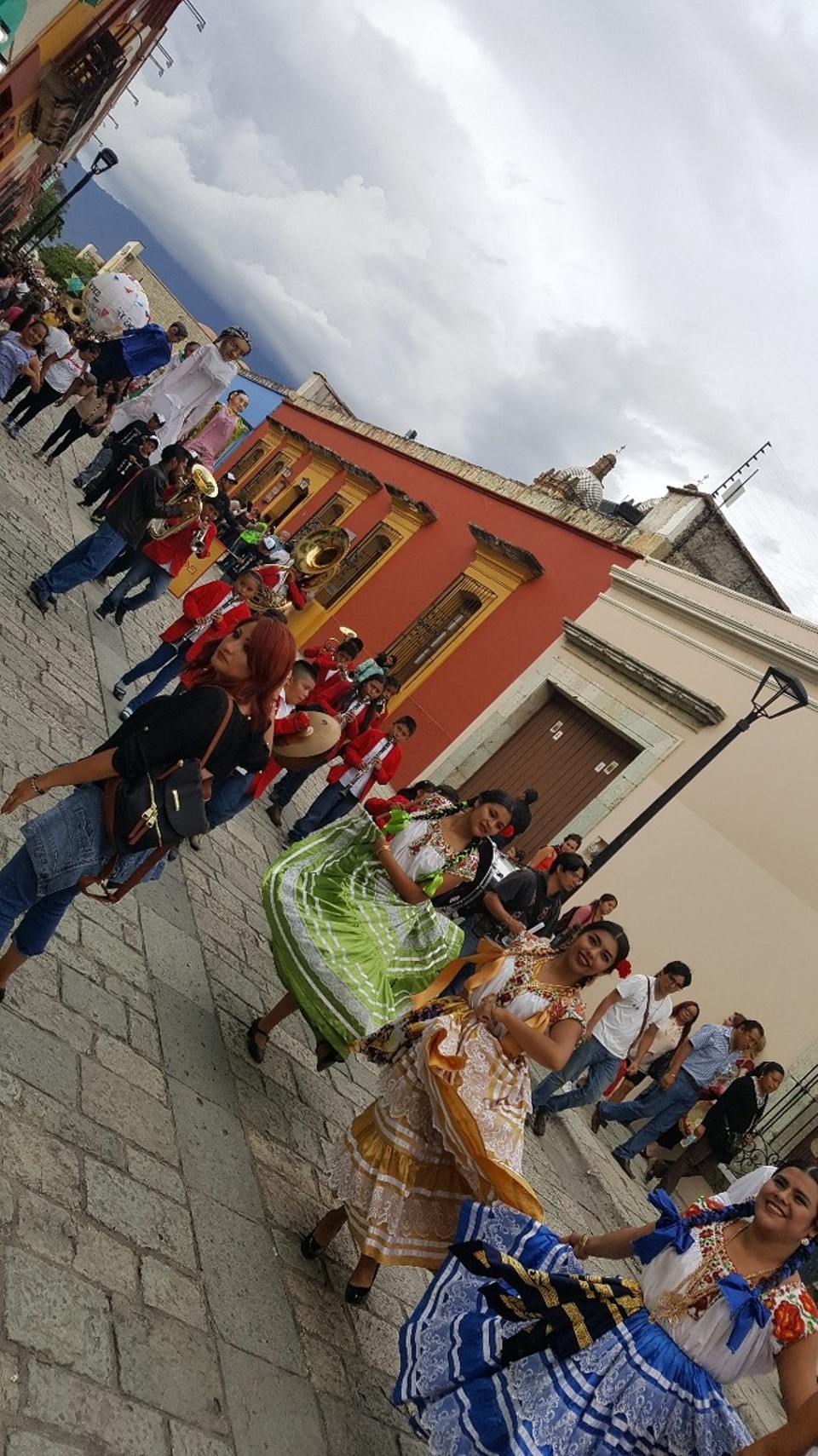 Mexiko - Oaxaca - Ein Musik Umzug mit Vertretern der unterschiedlichen Städte forderten zum Tanzen auf...