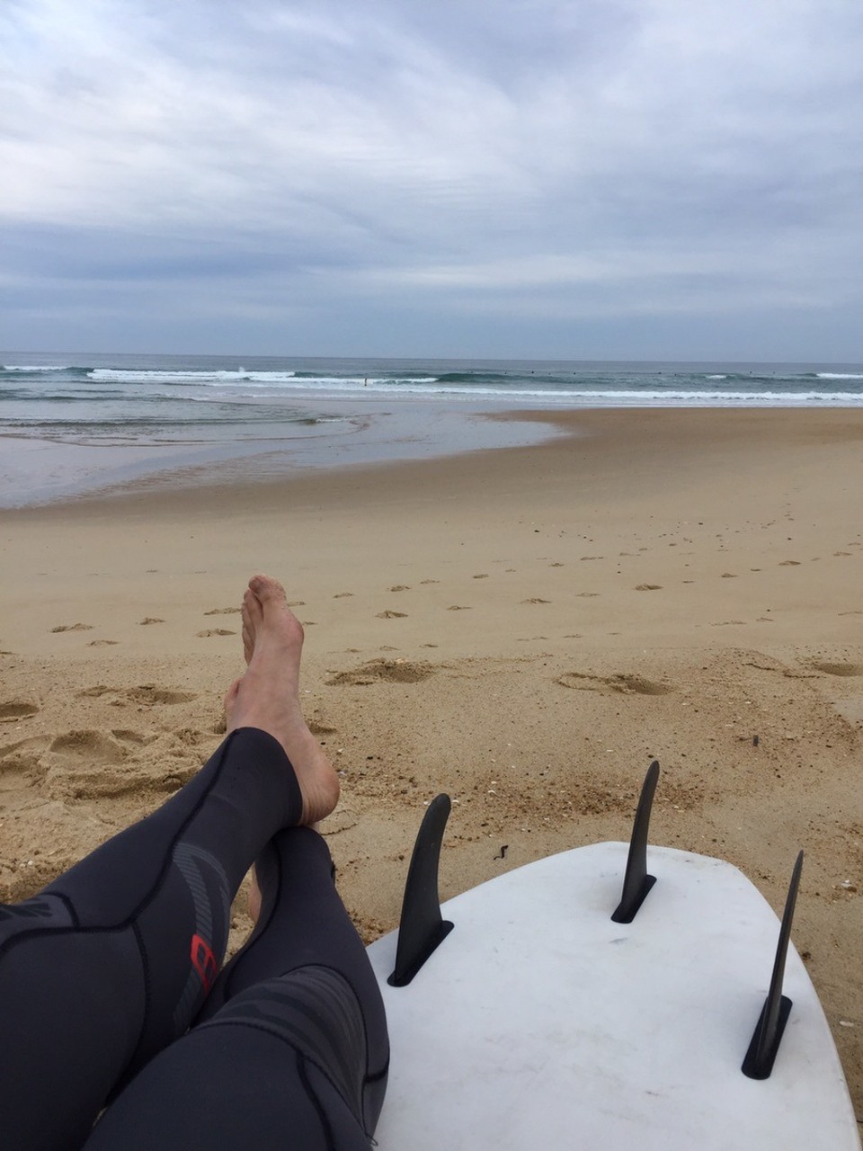 Frankreich - Vieux-Boucau-les-Bains - Erstmal hieß es aber die Wellen beobachten und schauen wie die anderen das machen.
Ich hatte mein eigenes Brett dabei, was jedoch eher schon für Fortgeschrittene ist.
Nach 1h "Surfen" stieg ich frustriert aus dem Wasser. Das Brett war dann doch zu heftig für den Anfang. Ich kam nicht mal ins Gleiten, and Aufstehen kaum zu denken.