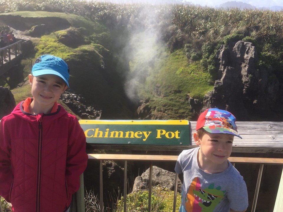 Neuseeland - Punakaiki - Da gab es ein Loch das von unten Wasser rein spritzt. 