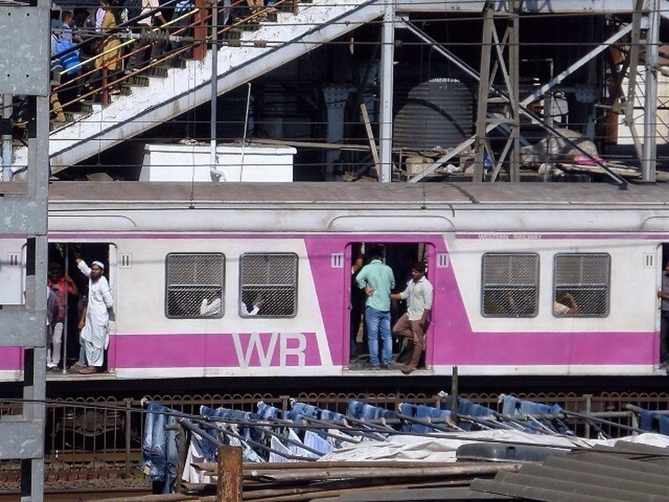  - Indien, Mumbai,  - Die Waggons haben keine Türen