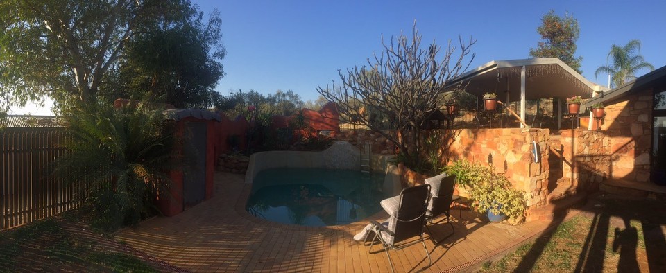 Australia - Braitling - A kertünk, amelynek a kerítéséhez le szoktak járni inni a kenguruk. 
