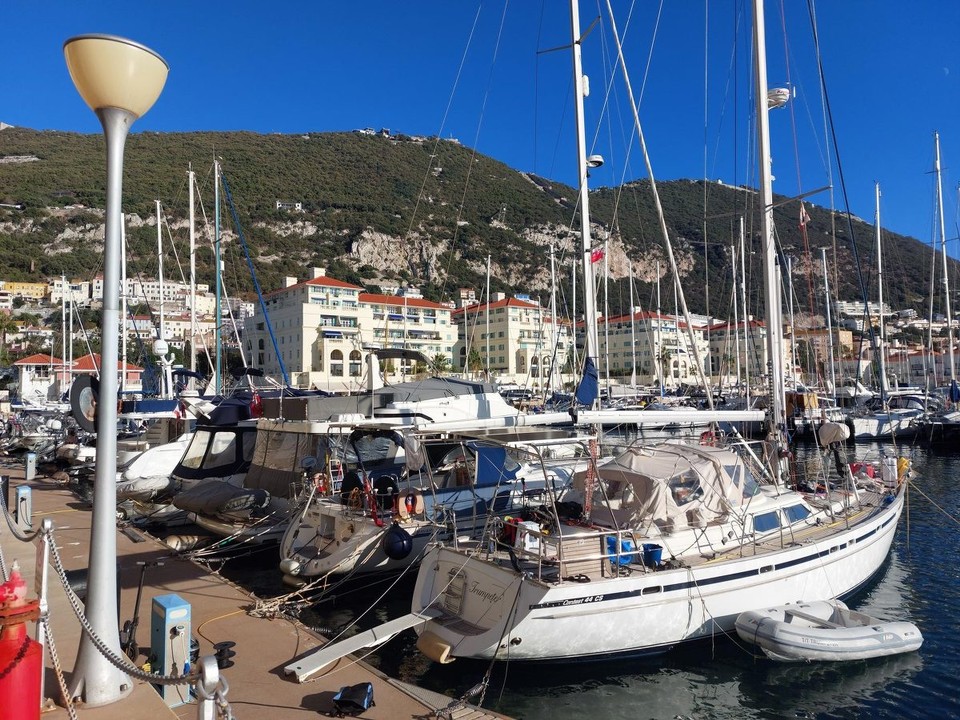 Gibraltar - unbekannt - In Gibraltar steht nicht das Auto vor dem Haus sondern die Yacht