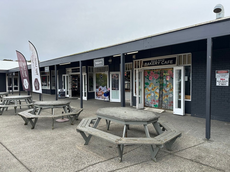 Neuseeland - Mangawhai - Zum Frühstück gibt‘s hier Long Black und Sau im Teppich (Pork in carpet) - leckeres Würstchen im Blätterteig 