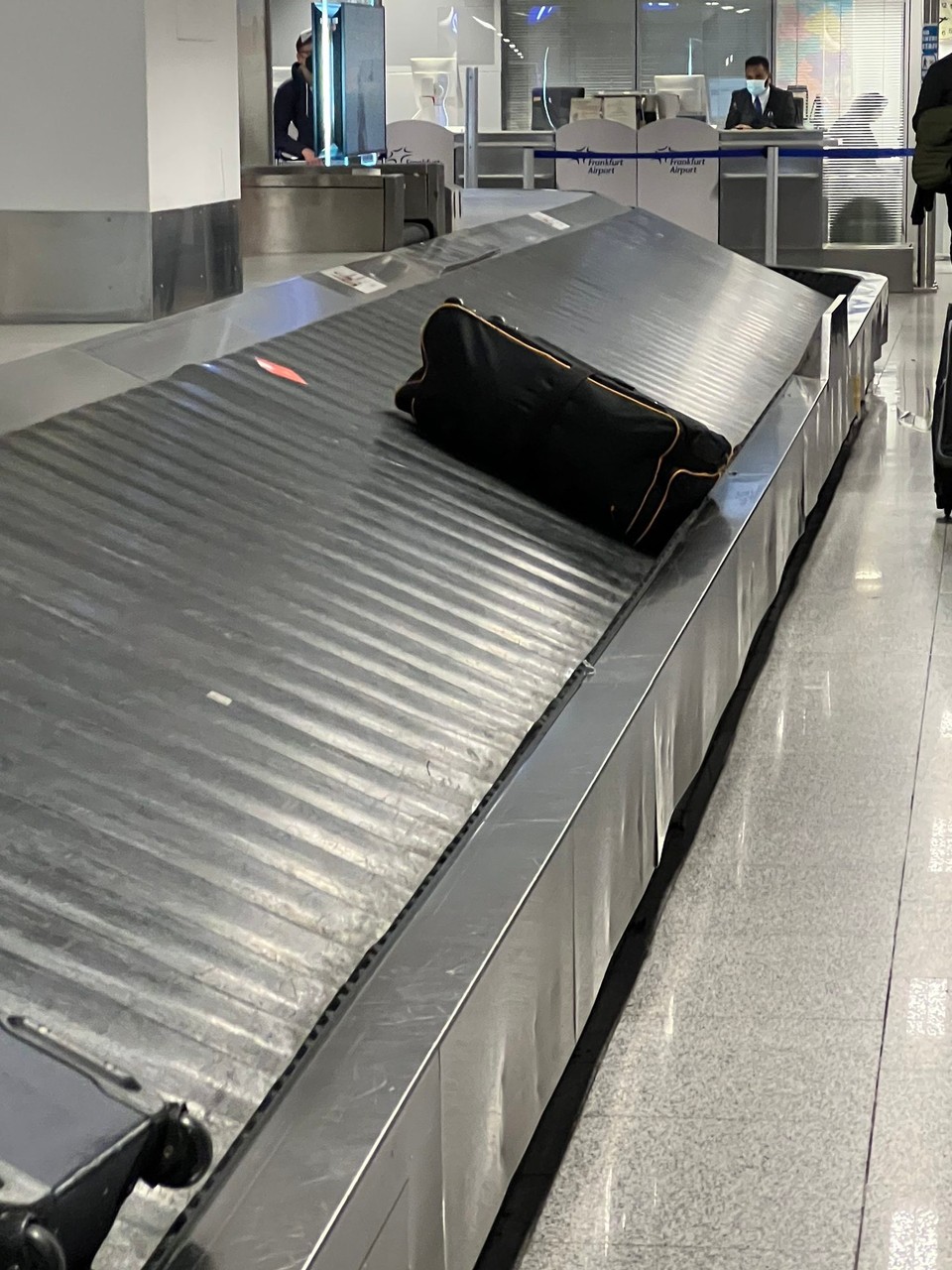 Deutschland - Frankfurt am Main - Ah das ist meine Tasche. Nur noch schnell schnappen, und dann ist damit mein Urlaub auch schon vorbei.