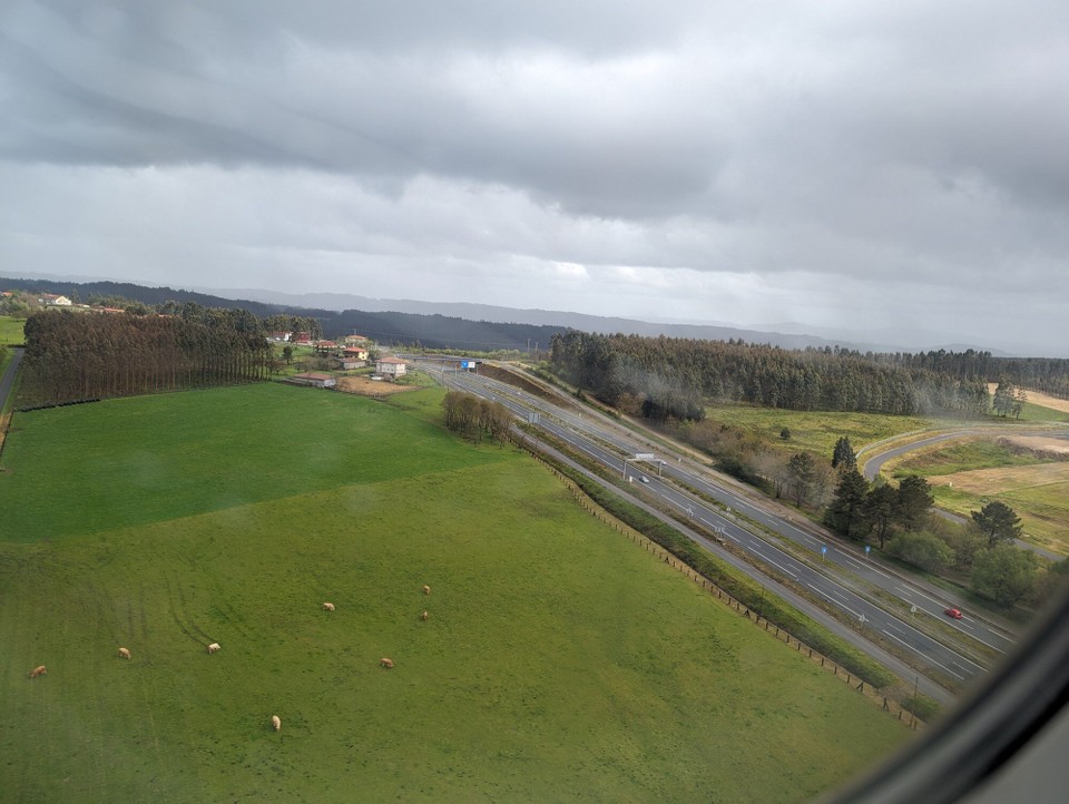Spanien - Santiago de Compostela - In Spanien geht's im Sinkflug durch die Wolken.