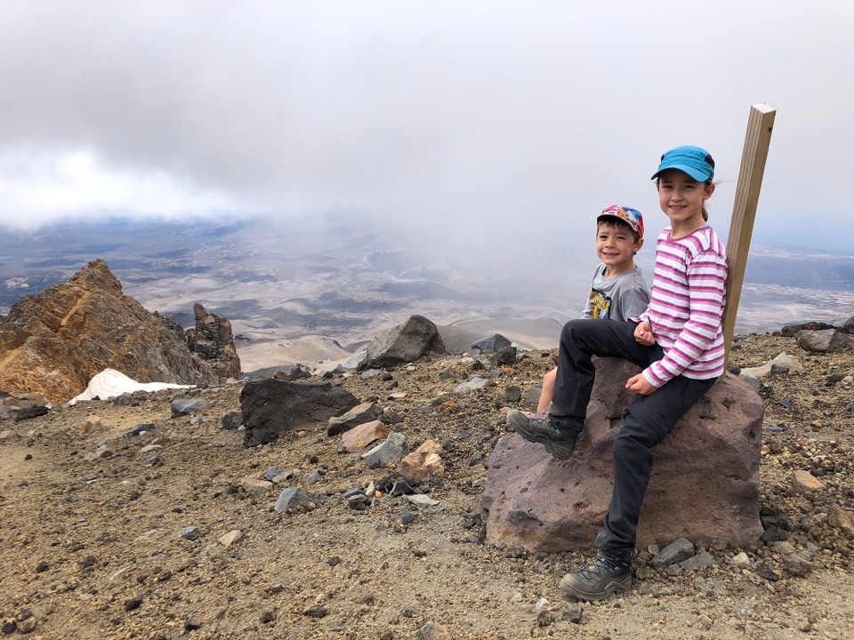 Neuseeland -  - Oben angekommen dann die Enttäuschung: zu viele Wolken und Nebel für die schöne Aussicht.