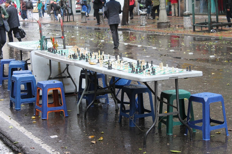 Colombia - Bogotá - Ein - wegen Regen - verlassener Ort, um Schach zu spielen