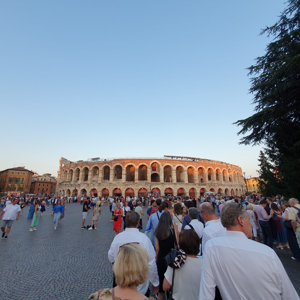 Italien - Verona - Die Arena von Verona, hier wollen wir heute die Oper Aida sehen.