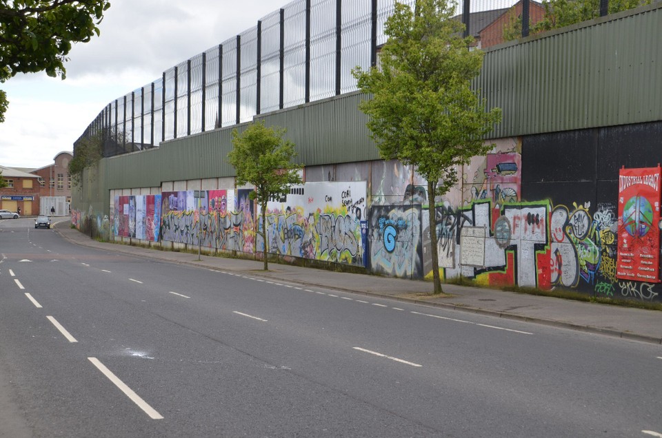 Vereinigtes Königreich - Belfast - Mauer Cuper Way mat Grafitti
