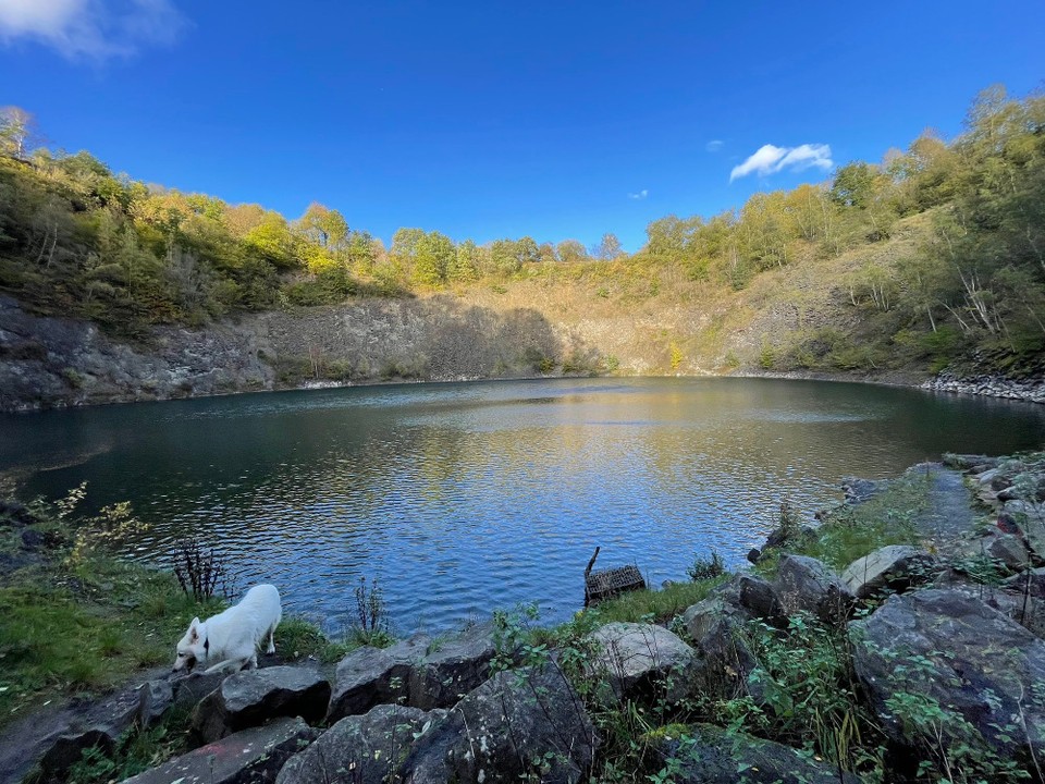 Deutschland - Hennef (Sieg) - Auch von hier sieht der kleine See sehr einladend aus - bestimmt saukalt.