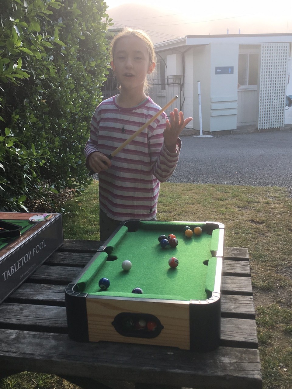 Neuseeland - Nelson - Auf dem Campingplatz haben wir liebe Nachbaren, die uns ihren kleinen biliard Tisch ausgelernt haben.