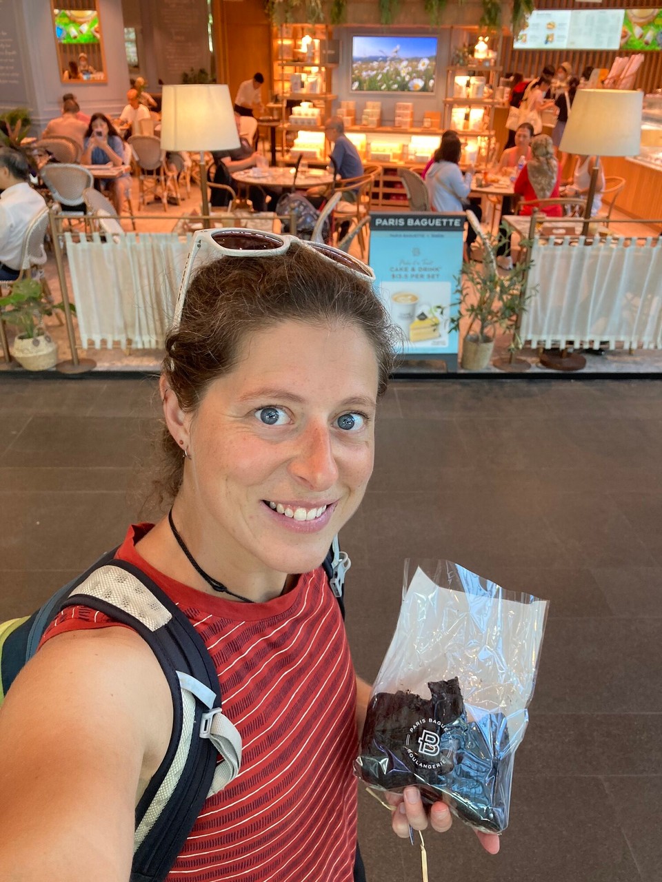 Singapur - Singapur - Guten Morgen - erstmal Frühstück (auch wenn es wie Kuchen aussieht, es war Schokoladen-BROT! 😂)