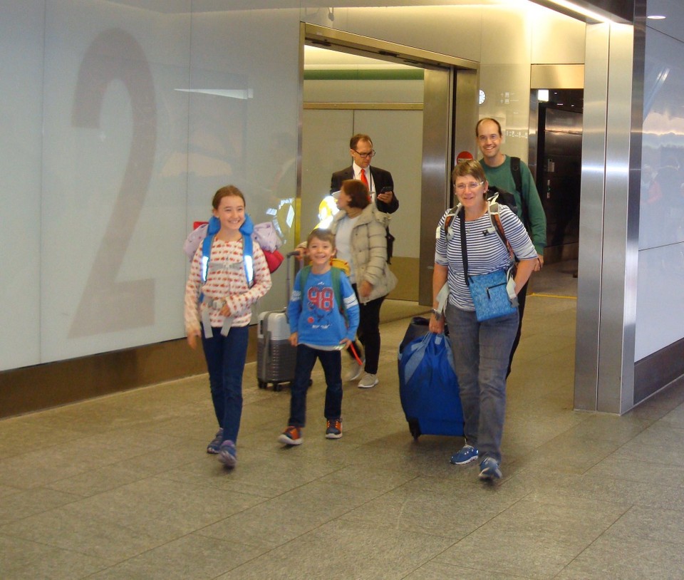 Schweiz - Kloten - Der Flug war angenehm und wir sind pünktlich in Zürich gelandet. Wir sind einmal um die Welt geflogen.