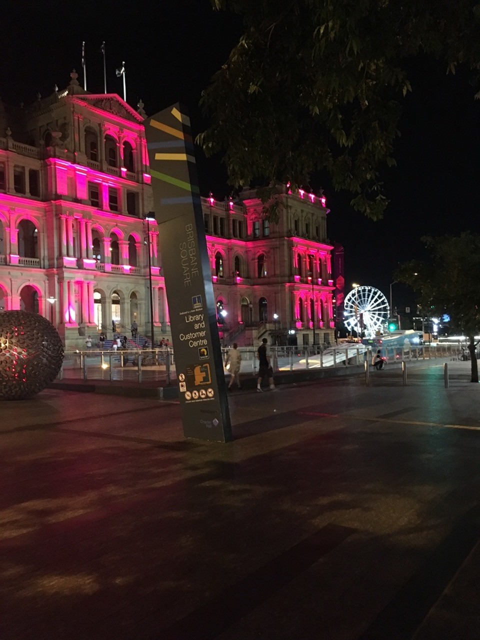 Australien - South Brisbane - A night walk through Brisbane. Ich glaube es ist ein Museum. 