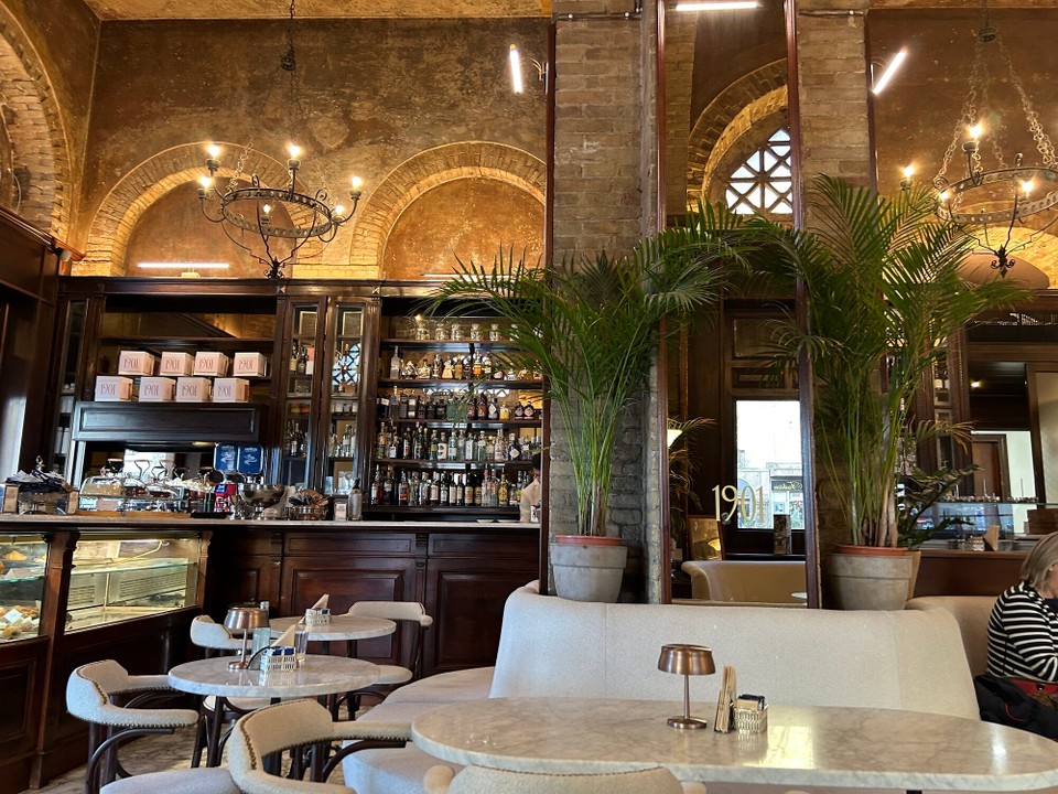 Italien - Cagliari - Café Svizzero: Tolles Ambiente, ausgesprochen unfreundliches Personal 