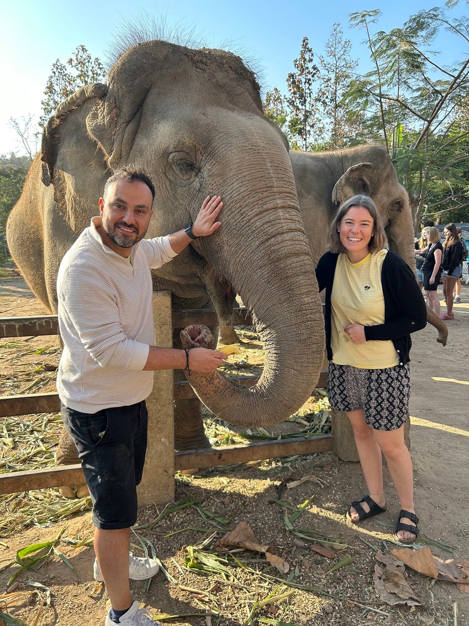 Thailand - Chiang Mai - Jetzt noch schnell in unseren privaten Klamotten ein Bild…