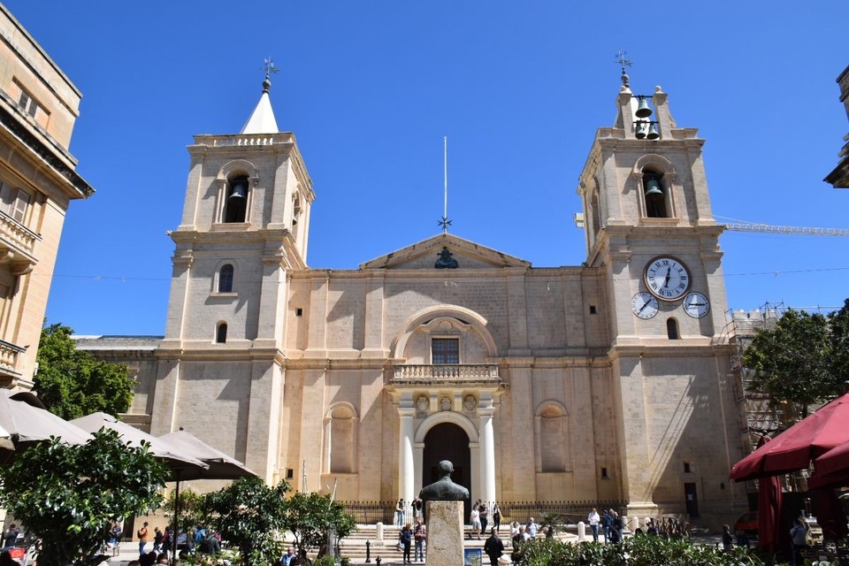 Malta - Luqa - Wieder in Valletta, besuchen wir die St. John’s Co-Cathedrale.
Das strenge und eher schlichte Äußere der Kirche steht in starkem Kontrast zum prunkvollen Inneren. 
Sie wurde 1578 nach nur 5 Jahren Bauzeit eröffnet.