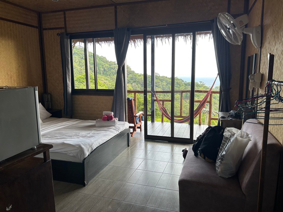 Thailand -  - Unser Bungalow mit Blick in die Ferne. Man musste ein paar Stufen hinaufklettern. Muskelkater von gestern? Wir doch nicht!! Aber es wird schon besser 